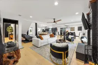 Luxury Home w Pool, Chef's Kitchen, Poker Room & Massage Chairs