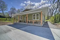 Modern Retreat w/ Deck: Walk to White River! - Alojamientos