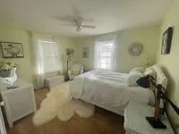 Cape Cod cottage close to Prembroke Creek Hotels in Edenton