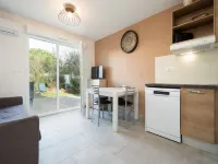 Coastal Comfort in Valras-Plage - piscine