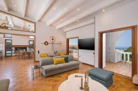 Azatis Luxury Villa -  Ferienhäuser
