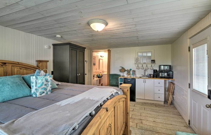 5 Mi to Rockport Beach Park: Studio w/ Porch!
