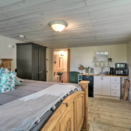 5 Mi to Rockport Beach Park: Studio w/ Porch!