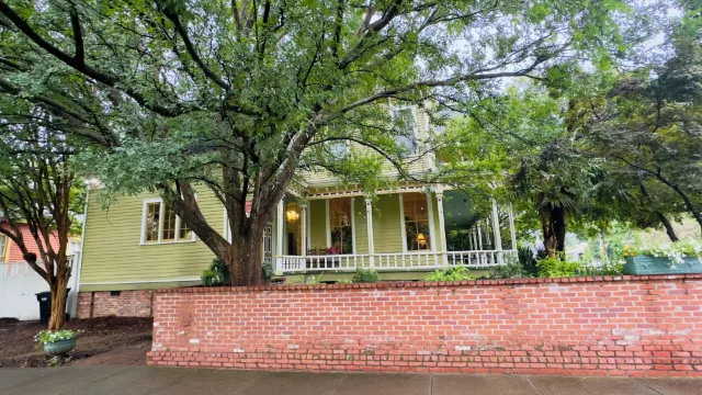 Rothschild-Pound House Inn