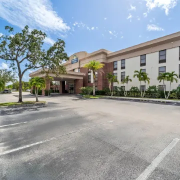 Days Inn & Suites by Wyndham Fort Myers Near JetBlue Park
