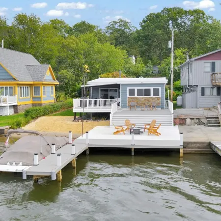 Lakefront Haven • Private Dock • Private Beach • Fire Pit • Game Room