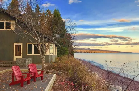 Timber-frame Beach Chalet on Lake Superior between Lutsen and Grand Marais