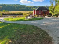 Brown Co, Hot Tub, King Bed, Sleeps 10, Bumper Pool, 5 Smart TVs Firepit, Grill Hotels in Brown County
