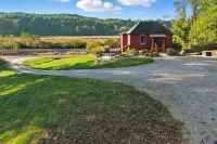 Brown Co, Hot Tub, King Bed, Sleeps 10, Bumper Pool, 5 Smart TVs Firepit, Grill