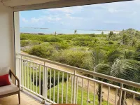 NEW Chic, relaxed studio in Mont Vernon, overlooking beach and pool.