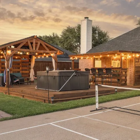 2 minutes from lake, Pickleball, Hot Tub, Pool table! Отели в г. Роулетт