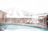 Mammoth Mountain Inn - Pools