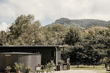 Contained in Nimbin Accommodation Отели в г. Нимбин