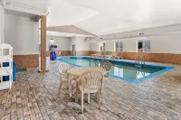 Days Inn & Suites by Wyndham Cedar Rapids - Pools