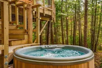 Treehouse With Hot Tub Close to Sunday River!