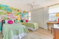 Chic Gulf Breeze Escape w/ Pool Access & Courtyard - parking