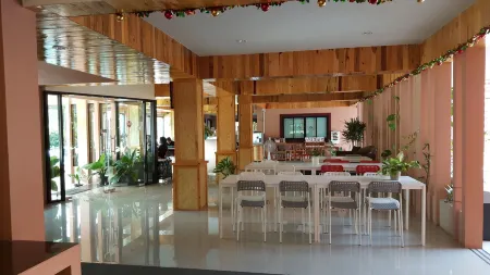 Juntima Place at Amphawa Отели рядом с достопримечательностью «King Buddhalertla Naphalai Memorial Park»