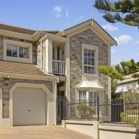 Beachside 3-Bed Retreat with BBQ & Garage