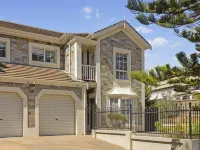 Beachside 3-Bed Retreat with BBQ & Garage