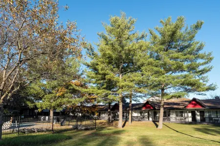 Super 8 by Wyndham Gananoque        Country Squire Resort