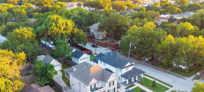 11 Beds, Sleeps 12, 2 Mi to Downtown Dallas Hotels in Dallas