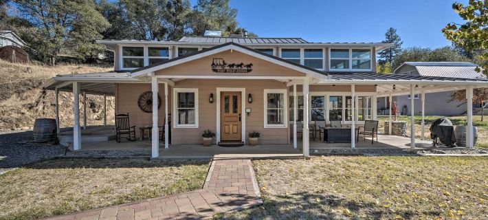 Historic Mariposa Stagecoach Stop w/ Gas Fire Pit! Hotels in Mariposa County