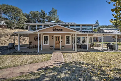 Historic Mariposa Stagecoach Stop w/ Gas Fire Pit! - Spa