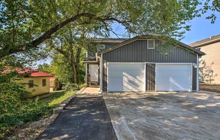Townhome 1-Min Walk to Lake and Close to Sdc!