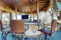 Lakefront Estate: Stunning Views, Deck, Bar & Dock - 3 tähden