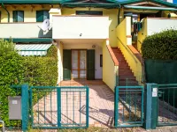 Family flat with two private courtyards Hotels in Eraclea