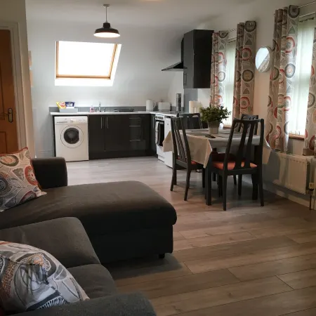 Sea & Mountain View-garden-wi-fi-parking- Sleeps 4