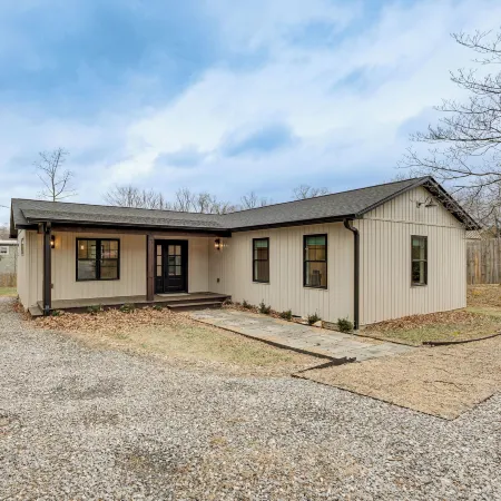 2 Mi to Lake Tomahawk Park! Quiet Escape w/ Deck