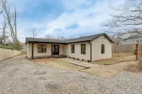 2 Mi to Lake Tomahawk Park! Quiet Escape w/ Deck - Wifi
