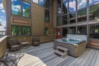 West End Walk to Lift 7 Hot Tub, Parking, Open Kitchen + Living Space 2 Bedroom Condo by RedAwning - 停車場