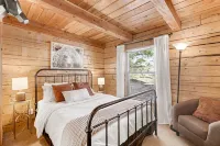 Cabin - Hot Tub w Outdoor TV, Sleeps 12, King Bed, Dogs ok