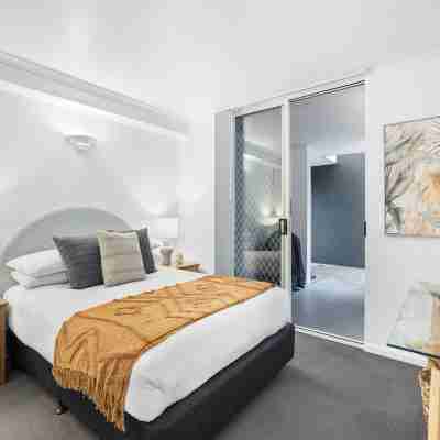 Comfy 2-Bed with Pool and Secure Parking Rooms