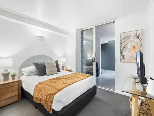 Comfy 2-Bed with Pool and Secure Parking - Apartments