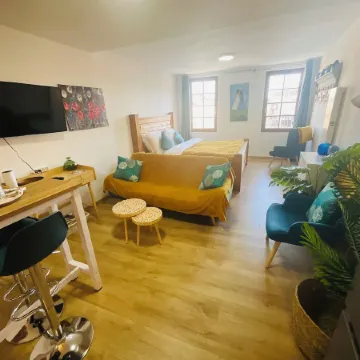 Hôte Labyrinthe Lit 180 cm Salle de Bain, Petit Dej Compris