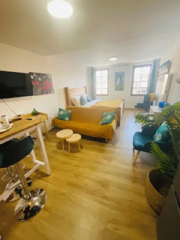 Hôte Labyrinthe Lit 180 cm Salle de Bain, Petit Dej Compris