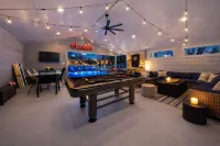 Huge Patio Game Room w/ Pool - 18 Beds - Downtown