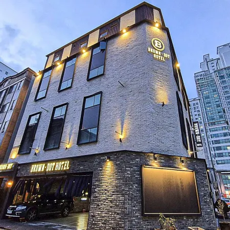 Brown Dot Hotel Daeyeon Отели рядом с достопримечательностью «Храм Посонса»