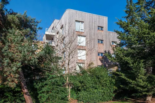 Stunning 2BR Flat With Balcony - Wifi