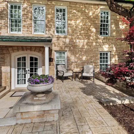 The Carriage House - Historic getaway in the heart of the city!