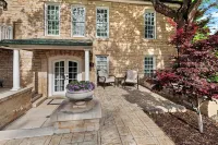 The Carriage House - Historic getaway in the heart of the city!