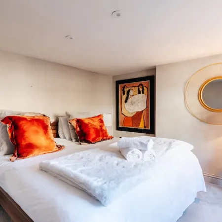 Modern   Stylish Central Bath Apartment