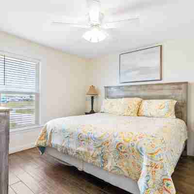 4BR Beachfront Getaway, Beat the Crowds! Rooms
