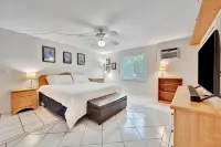 Coastal Home w Hot Tub Firepit and Music Lounge - Balkoner