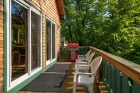 Chalet • Jacuzzi Tub • Nordic Village Pools • Sleeps 7 • Near Storyland & Skiing - Pools