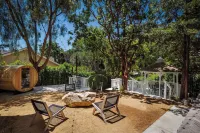 The Polo House and Bungalows - Parkplatz