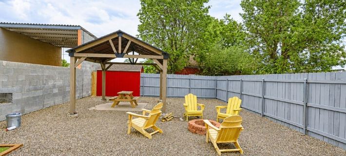 Downtown Blonde Bungalow w/Fully Fenced BIG YARD, AC, W/D, 2 Samsung Smart TVs Hotels in Williams
